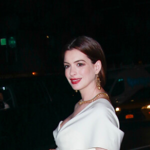 Anne Hathaway (enceinte) arrive à la soirée Museum of Modern Love à New York, le 10 octobre 2019
