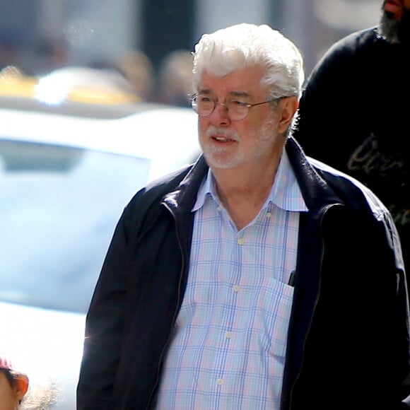 George Lucas se promène avec sa femme Mellody et leur fille Everest à New York, le 13 octobre 2019.