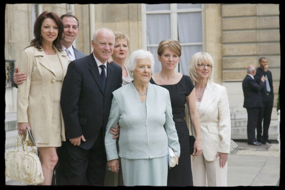 Céline Dion avec sa mère Thérèse et en famille à l'Elysée à Paris le 23 mai 2008 pour la remise de ses insignes de chevalier de la Légion d'honneur.