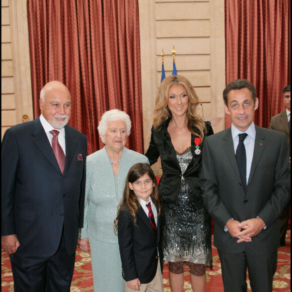 Céline Dion avec sa mère Thérèse et en famille à l'Elysée à Paris le 23 mai 2008 pour la remise de ses insignes de chevalier de la Légion d'honneur.