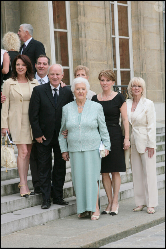 Céline Dion avec sa mère Thérèse et en famille à l'Elysée à Paris le 23 mai 2008 pour la remise de ses insignes de chevalier de la Légion d'honneur.