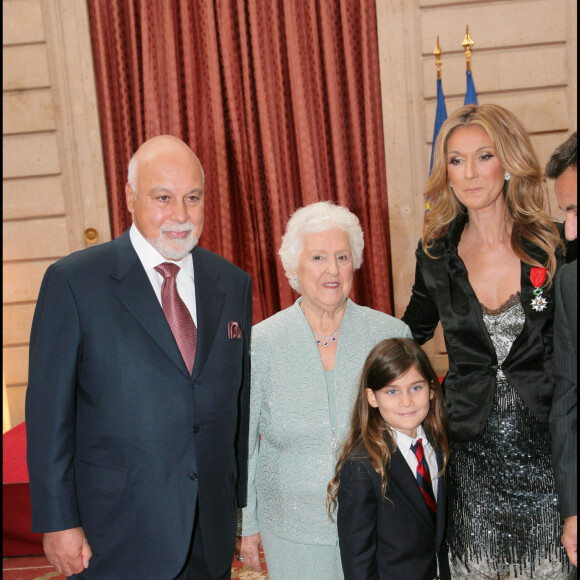 Céline Dion avec sa mère Thérèse et en famille à l'Elysée à Paris le 23 mai 2008 pour la remise de ses insignes de chevalier de la Légion d'honneur.