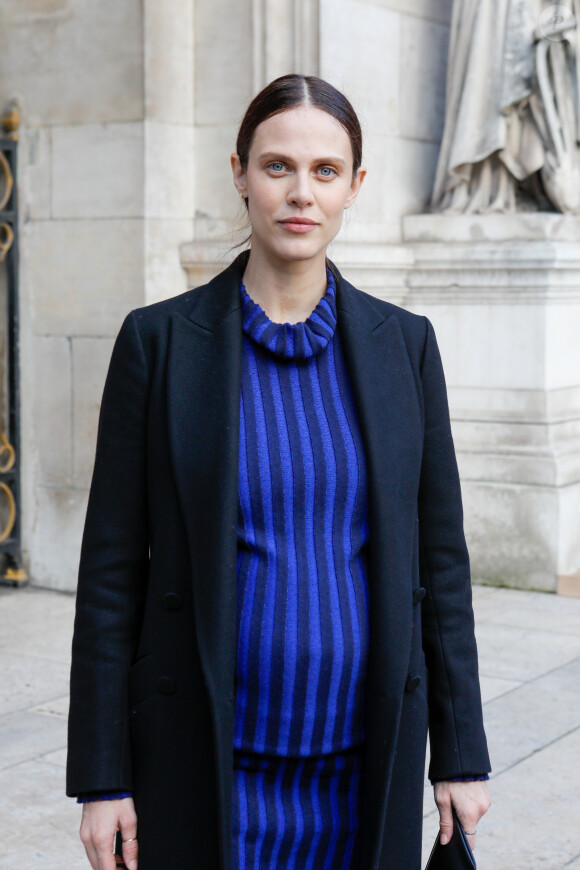 Aymeline Valade (enceinte) à la sortie du défilé de mode Homme automne-hiver 2020/2021 " Berluti " lors de la fashion week à Paris. Le 17 janvier 2020 © Veeren - Christophe Clovis / Bestimage