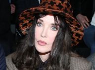 Isabelle Adjani en bob et Aymeline Valade enceinte, attentives au défilé Berluti