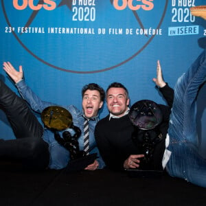 Arnaud Ducret et Michaël Youn (Grand Prix OCS et Prix Globes de la presse pour "Divorce Club") dans la press room du 23ème festival international du film de comédie de l'Alpe d'Huez, le 18 janvier 2020. © Cyril Moreau/Bestimage