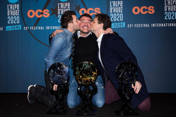 Mathias Mlekuz (Prix du public AlloCiné pour "Mine De Rien"), Arnaud Ducret et Michaël Youn (Grand Prix OCS et Prix Globes de la presse pour "Divorce Club") dans la press room du 23ème festival international du film de comédie de l'Alpe d'Huez, le 18 janvier 2020. © Cyril Moreau/Bestimage