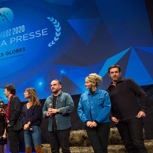 Laurie Cholewa, Hélène Mannarino, Laetitia Ratane, Christophe Carrière, Mehdi Hamdi, Michaël Youn (Grand Prix OCS et Prix Globes de la presse pour "Divorce Club"), Caroline Anglade (enceinte), François-Xavier Demaison, Alessandra Sublet, Clément Miserez sur scène lors de la cérémonie de clôture du 23ème festival international du film de comédie de l'Alpe d'Huez, le 18 janvier 2020. © Cyril Moreau/Bestimage