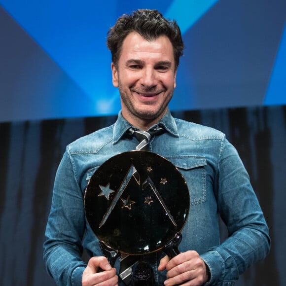 Michaël Youn (Grand Prix OCS et Prix Globes de la presse pour "Divorce Club") sur scène lors de la cérémonie de clôture du 23ème festival international du film de comédie de l'Alpe d'Huez, le 18 janvier 2020. © Cyril Moreau/Bestimage