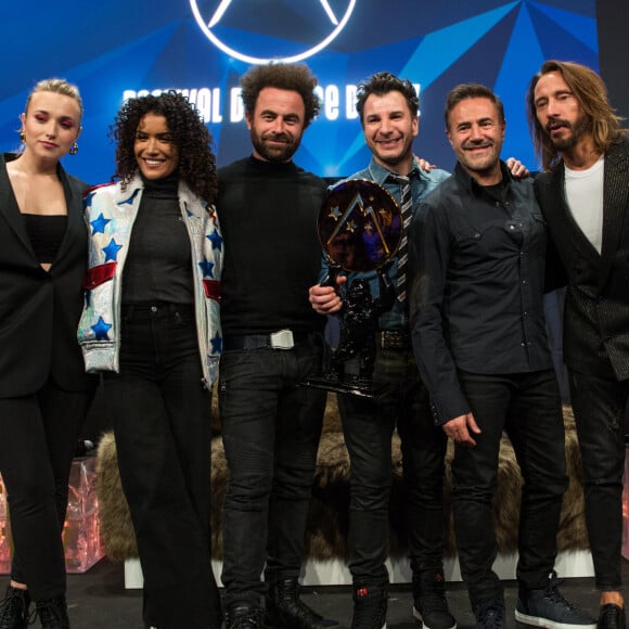 José Garcia, Bob Sinclar, Sabrina Ouazani, Chloé Jouannet, Nicolas Benamou, Michaël Youn (Grand Prix OCS et Prix Globes de la presse pour "Divorce Club"), François-Xavier Demaison sur scène lors de la cérémonie de clôture du 23ème festival international du film de comédie de l'Alpe d'Huez, le 18 janvier 2020. © Cyril Moreau/Bestimage