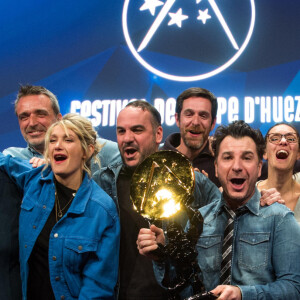 José Garcia, Marc Riso (Prix du court-métrage pour "Partage"), Caroline Anglade (enceinte), Arnaud Ducret, Michaël Youn (Grand Prix OCS et Prix Globes de la presse pour "Divorce Club"), Clément Miserez, François-Xavier Demaison sur scène lors de la cérémonie de clôture du 23ème festival international du film de comédie de l'Alpe d'Huez, le 18 janvier 2020. © Cyril Moreau/Bestimage