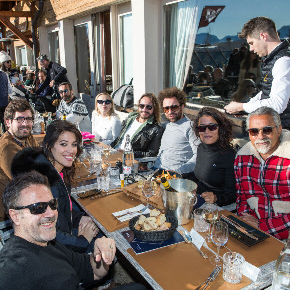 Exclusif - Les membres du jury presse des Globes Mehdi Hamdi (Président), Hélène Mannarino (LCI/Europe 1), Laurie Cholewa (Canal+), Laëtitia Ratane (Allociné) et Christophe Carrière (L'Express/C8) déjeunent avec les membres du jury du festival de Alpe d'Huez, Bob Sinclar, Nicolas Benamou, José Garcia (président), Sabrina Ouazani et Chloé Jouannet lors de la 23ème édition du festival international du film de comédie l'Alpe d'Huez, France, le 16 janvier 2020. © Cyril Moreau/Bestimage