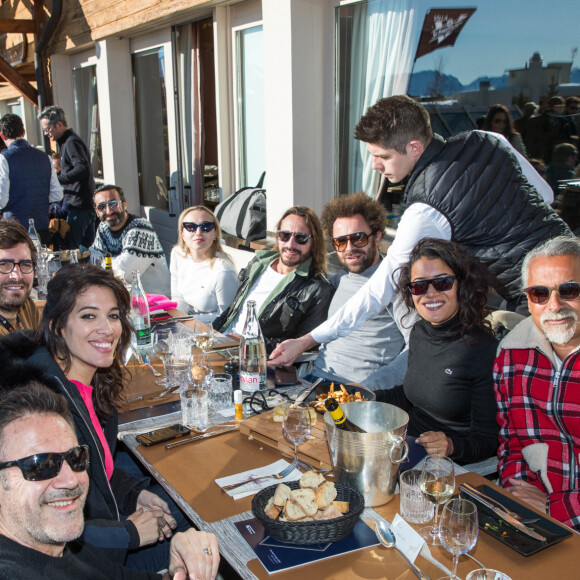 Exclusif - Les membres du jury presse des Globes Mehdi Hamdi (Président), Hélène Mannarino (LCI/Europe 1), Laurie Cholewa (Canal+), Laëtitia Ratane (Allociné) et Christophe Carrière (L'Express/C8) déjeunent avec les membres du jury du festival de Alpe d'Huez, Bob Sinclar, Nicolas Benamou, José Garcia (président), Sabrina Ouazani et Chloé Jouannet lors de la 23ème édition du festival international du film de comédie l'Alpe d'Huez, France, le 16 janvier 2020. © Cyril Moreau/Bestimage