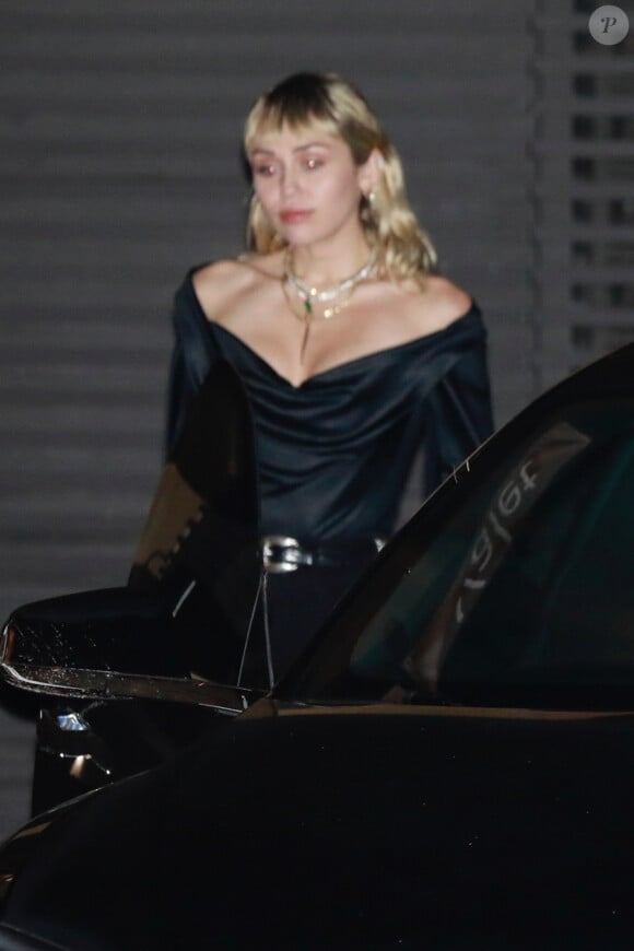 Exclusif - Miley Cyrus et son compagnon Cody Simpson à la sortie d'un dîner au restaurant Nobu à Malibu le 11 décembre 2019. Malgré les récentes rumeurs de séparation, le couple semble se porter à merveille. C'est Cody qui va prendre le volant pour rentrer à la maison. Quant à Miley, elle se remet tranquillement de sa chirurgie des cordes vocales.