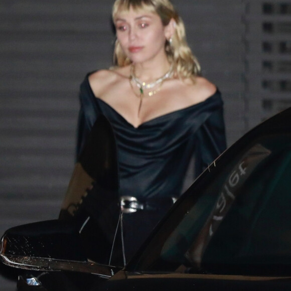 Exclusif - Miley Cyrus et son compagnon Cody Simpson à la sortie d'un dîner au restaurant Nobu à Malibu le 11 décembre 2019. Malgré les récentes rumeurs de séparation, le couple semble se porter à merveille. C'est Cody qui va prendre le volant pour rentrer à la maison. Quant à Miley, elle se remet tranquillement de sa chirurgie des cordes vocales.