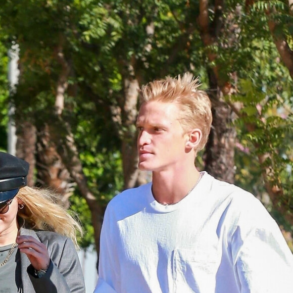 Exclusif - Miley Cyrus et son compagnon Cody Simpson sont allés déjeuner en amoureux au restaurant Granville dans le quartier de West Hollywood à Los Angeles, le 28 octobre 2019