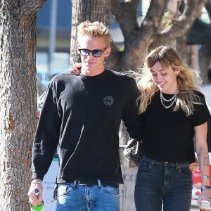 Exclusif - Miley Cyrus et son compagnon Cody Simpson se baladent main dans la main dans les rues de Los Angeles. Le couple est allé déjeuner en amoureux. Le 25 octobre 2019