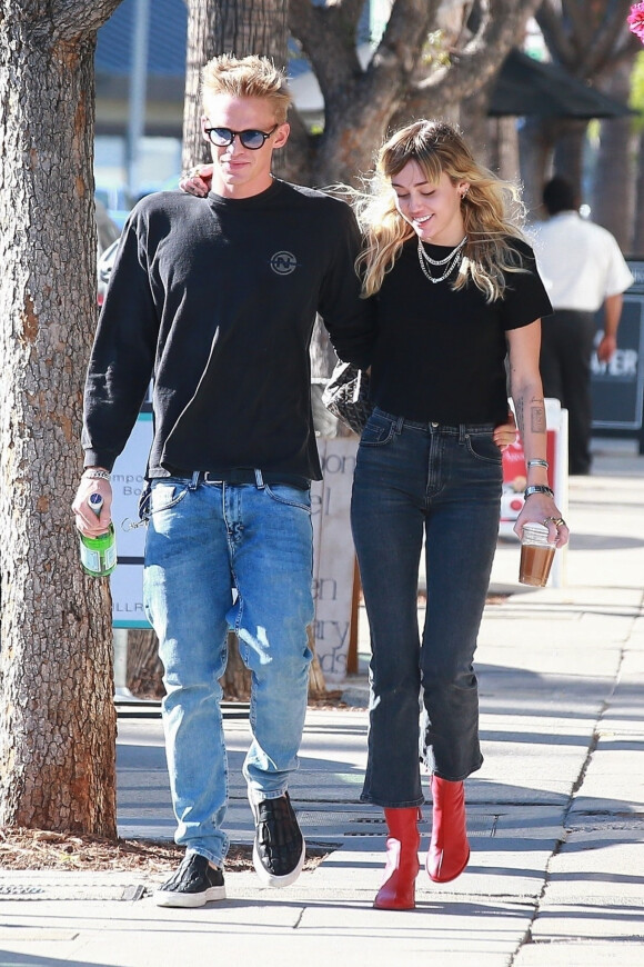 Exclusif - Miley Cyrus et son compagnon Cody Simpson se baladent main dans la main dans les rues de Los Angeles. Le couple est allé déjeuner en amoureux. Le 25 octobre 2019