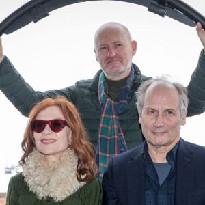 Jean-Paul Salomé, Isabelle Huppert et Hippolyte Girardot au photocall du film "La Daronne" lors de l'Alpe d'Huez 2020, 23ème festival international du film de comédie le 17 janvier 2020. © Cyril Moreau / Bestimage