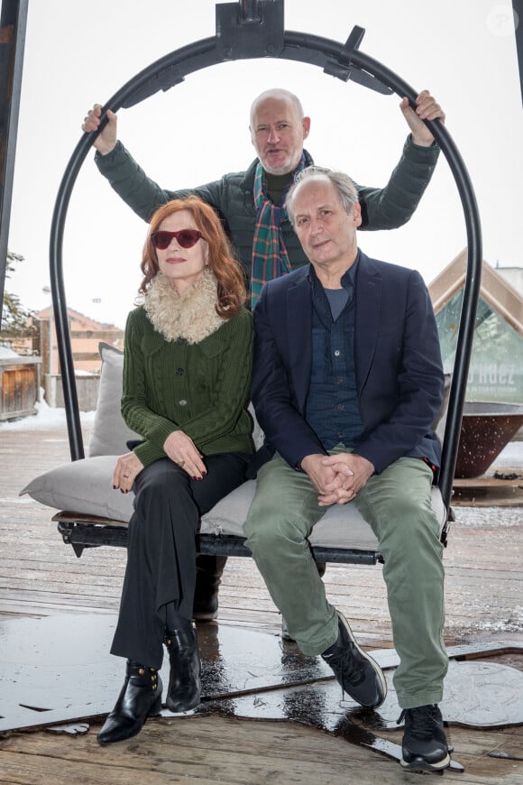 Jean-Paul Salomé, Isabelle Huppert et Hippolyte Girardot au photocall du film "La Daronne" lors de l'Alpe d'Huez 2020, 23ème festival international du film de comédie le 17 janvier 2020. © Cyril Moreau / Bestimage