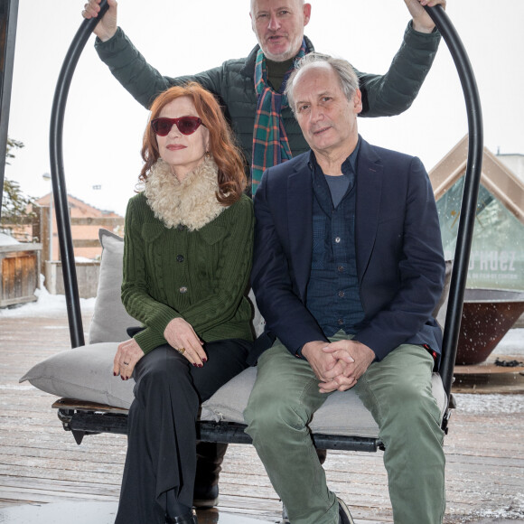 Jean-Paul Salomé, Isabelle Huppert et Hippolyte Girardot au photocall du film "La Daronne" lors de l'Alpe d'Huez 2020, 23ème festival international du film de comédie le 17 janvier 2020. © Cyril Moreau / Bestimage