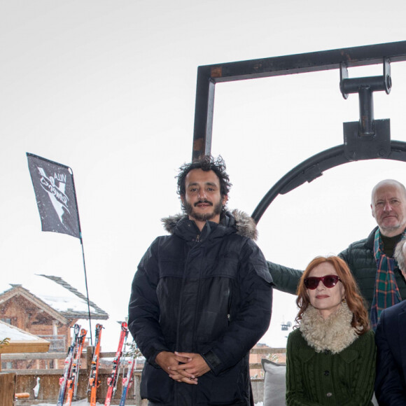 Mourad Boudaoud, Rachid Guellaz, Jean-Paul Salomé, Isabelle Huppert et Hippolyte Girardot au photocall du film "La Daronne" lors de l'Alpe d'Huez 2020, 23ème festival international du film de comédie le 17 janvier 2020. © Cyril Moreau / Bestimage