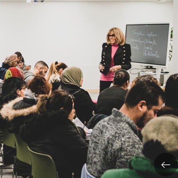 Brigitte Macron donnant un cours à LIVE (L'Institut des vocations pour l'emploi) situé à Clichy-sous-Bois en novembre 2019.