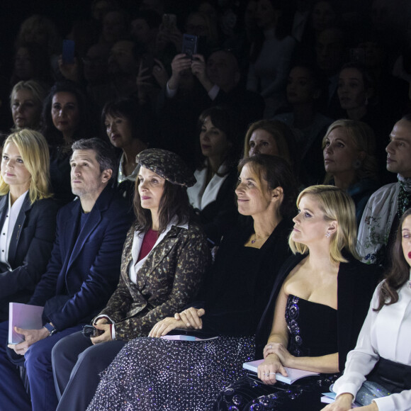 Virginie Efira, Guillaume Canet, Juliette Binoche, Roberta Armani, Reese Witherspoon et Bel Powley au premier rang du défilé de mode Haute-Couture printemps-été 2020 Armani Privé à Paris le 21 janvier 2020. © Olivier Borde / Bestimage