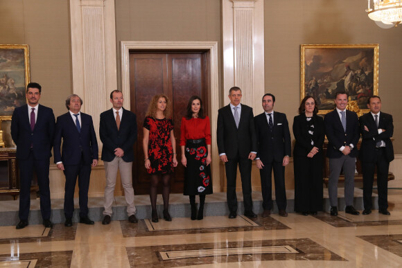 La reine Letizia d'Espagne (haut Hugo Boss, jupe Carolina Herrera et cuissardes Steve Madden) lors d'audiences au palais de la Zarzuela le 14 janvier 2020, avec des représentants de la Fédération des distributeurs de films et des représentants d'une bourse destinée aux enfants de femmes tuées lors de crimes conjugaux.