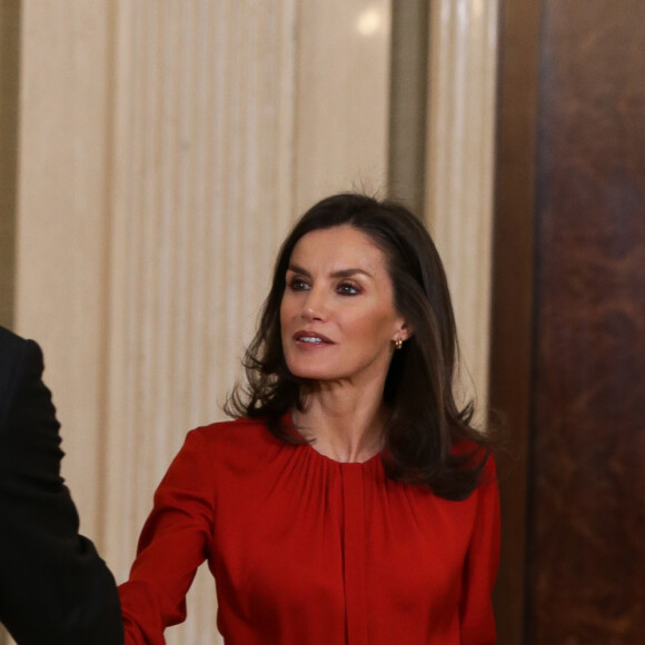 La reine Letizia d'Espagne (haut Hugo Boss, jupe Carolina Herrera et cuissardes Steve Madden) lors d'audiences au palais de la Zarzuela le 14 janvier 2020, avec des représentants de la Fédération des distributeurs de films et des représentants d'une bourse destinée aux enfants de femmes tuées lors de crimes conjugaux.