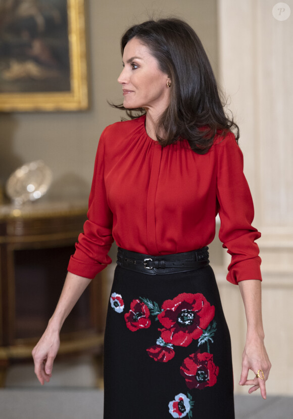 La reine Letizia d'Espagne (haut Hugo Boss, jupe Carolina Herrera et cuissardes Steve Madden) lors d'audiences au palais de la Zarzuela le 14 janvier 2020, avec des représentants de la Fédération des distributeurs de films et des représentants d'une bourse destinée aux enfants de femmes tuées lors de crimes conjugaux.