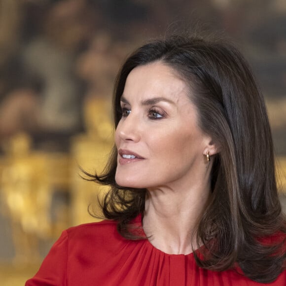 La reine Letizia d'Espagne (haut Hugo Boss, jupe Carolina Herrera et cuissardes Steve Madden) lors d'audiences au palais de la Zarzuela le 14 janvier 2020, avec des représentants de la Fédération des distributeurs de films et des représentants d'une bourse destinée aux enfants de femmes tuées lors de crimes conjugaux.