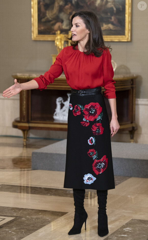 La reine Letizia d'Espagne (haut Hugo Boss, jupe Carolina Herrera et cuissardes Steve Madden) lors d'audiences au palais de la Zarzuela le 14 janvier 2020, avec des représentants de la Fédération des distributeurs de films et des représentants d'une bourse destinée aux enfants de femmes tuées lors de crimes conjugaux.