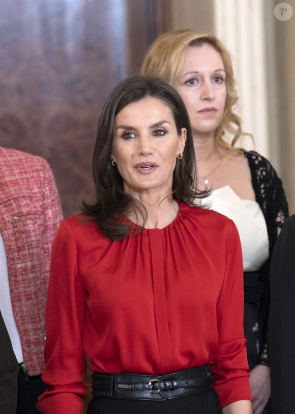 La reine Letizia d'Espagne (haut Hugo Boss, jupe Carolina Herrera et cuissardes Steve Madden) lors d'audiences au palais de la Zarzuela le 14 janvier 2020, avec des représentants de la Fédération des distributeurs de films et des représentants d'une bourse destinée aux enfants de femmes tuées lors de crimes conjugaux.