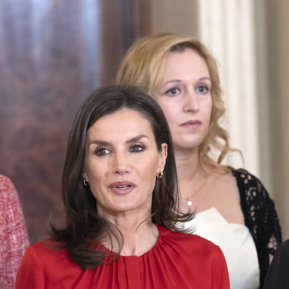 La reine Letizia d'Espagne (haut Hugo Boss, jupe Carolina Herrera et cuissardes Steve Madden) lors d'audiences au palais de la Zarzuela le 14 janvier 2020, avec des représentants de la Fédération des distributeurs de films et des représentants d'une bourse destinée aux enfants de femmes tuées lors de crimes conjugaux.