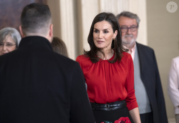 La reine Letizia d'Espagne (haut Hugo Boss, jupe Carolina Herrera et cuissardes Steve Madden) lors d'audiences au palais de la Zarzuela le 14 janvier 2020, avec des représentants de la Fédération des distributeurs de films et des représentants d'une bourse destinée aux enfants de femmes tuées lors de crimes conjugaux.