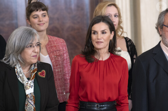 La reine Letizia d'Espagne (haut Hugo Boss, jupe Carolina Herrera et cuissardes Steve Madden) lors d'audiences au palais de la Zarzuela le 14 janvier 2020, avec des représentants de la Fédération des distributeurs de films et des représentants d'une bourse destinée aux enfants de femmes tuées lors de crimes conjugaux.