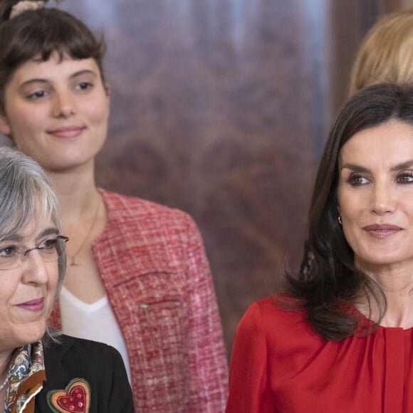 La reine Letizia d'Espagne (haut Hugo Boss, jupe Carolina Herrera et cuissardes Steve Madden) lors d'audiences au palais de la Zarzuela le 14 janvier 2020, avec des représentants de la Fédération des distributeurs de films et des représentants d'une bourse destinée aux enfants de femmes tuées lors de crimes conjugaux.