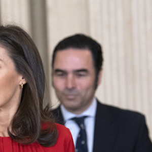 La reine Letizia d'Espagne (haut Hugo Boss, jupe Carolina Herrera et cuissardes Steve Madden) lors d'audiences au palais de la Zarzuela le 14 janvier 2020, avec des représentants de la Fédération des distributeurs de films et des représentants d'une bourse destinée aux enfants de femmes tuées lors de crimes conjugaux.