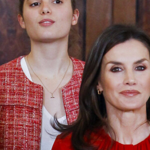 La reine Letizia d'Espagne (haut Hugo Boss, jupe Carolina Herrera et cuissardes Steve Madden) lors d'audiences au palais de la Zarzuela le 14 janvier 2020, avec des représentants de la Fédération des distributeurs de films et des représentants d'une bourse destinée aux enfants de femmes tuées lors de crimes conjugaux.