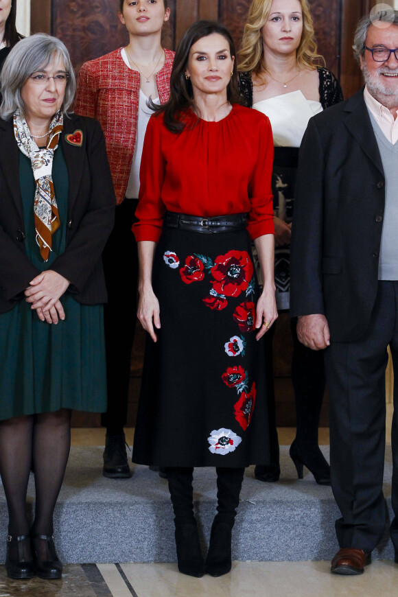 La reine Letizia d'Espagne (haut Hugo Boss, jupe Carolina Herrera et cuissardes Steve Madden) lors d'audiences au palais de la Zarzuela le 14 janvier 2020, avec des représentants de la Fédération des distributeurs de films et des représentants d'une bourse destinée aux enfants de femmes tuées lors de crimes conjugaux.