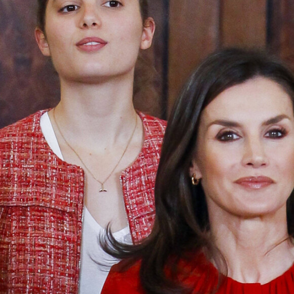 La reine Letizia d'Espagne (haut Hugo Boss, jupe Carolina Herrera et cuissardes Steve Madden) lors d'audiences au palais de la Zarzuela le 14 janvier 2020, avec des représentants de la Fédération des distributeurs de films et des représentants d'une bourse destinée aux enfants de femmes tuées lors de crimes conjugaux.