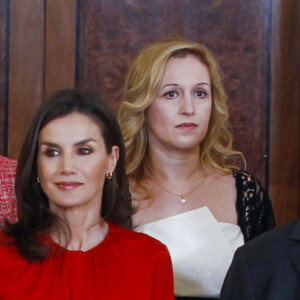 La reine Letizia d'Espagne (haut Hugo Boss, jupe Carolina Herrera et cuissardes Steve Madden) lors d'audiences au palais de la Zarzuela le 14 janvier 2020, avec des représentants de la Fédération des distributeurs de films et des représentants d'une bourse destinée aux enfants de femmes tuées lors de crimes conjugaux.