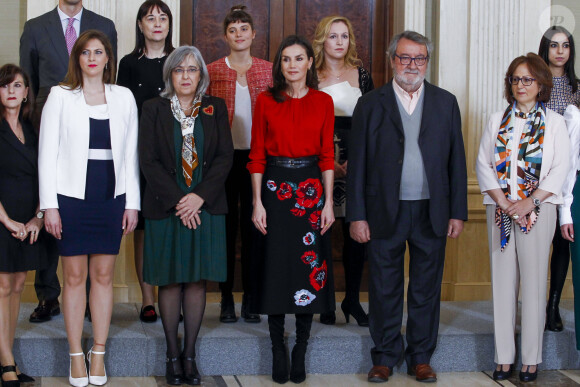 La reine Letizia d'Espagne (haut Hugo Boss, jupe Carolina Herrera et cuissardes Steve Madden) lors d'audiences au palais de la Zarzuela le 14 janvier 2020, avec des représentants de la Fédération des distributeurs de films et des représentants d'une bourse destinée aux enfants de femmes tuées lors de crimes conjugaux.