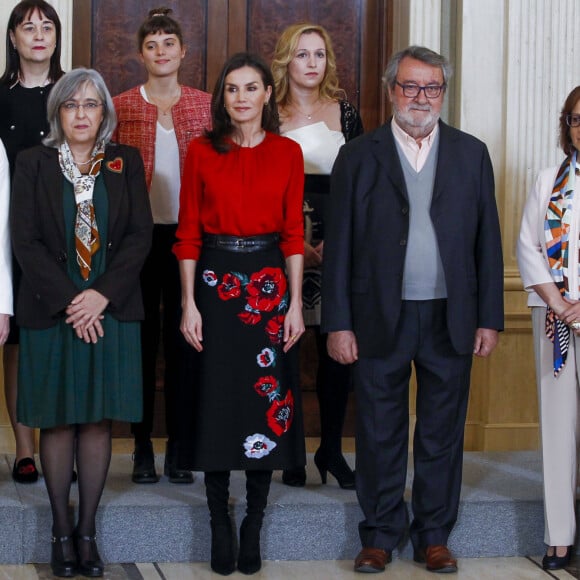 La reine Letizia d'Espagne (haut Hugo Boss, jupe Carolina Herrera et cuissardes Steve Madden) lors d'audiences au palais de la Zarzuela le 14 janvier 2020, avec des représentants de la Fédération des distributeurs de films et des représentants d'une bourse destinée aux enfants de femmes tuées lors de crimes conjugaux.