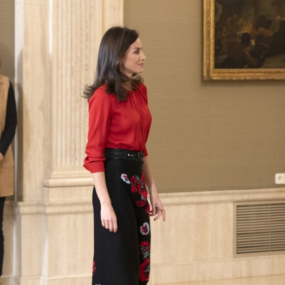 La reine Letizia d'Espagne (haut Hugo Boss, jupe Carolina Herrera et cuissardes Steve Madden) lors d'audiences au palais de la Zarzuela le 14 janvier 2020, avec des représentants de la Fédération des distributeurs de films et des représentants d'une bourse destinée aux enfants de femmes tuées lors de crimes conjugaux.