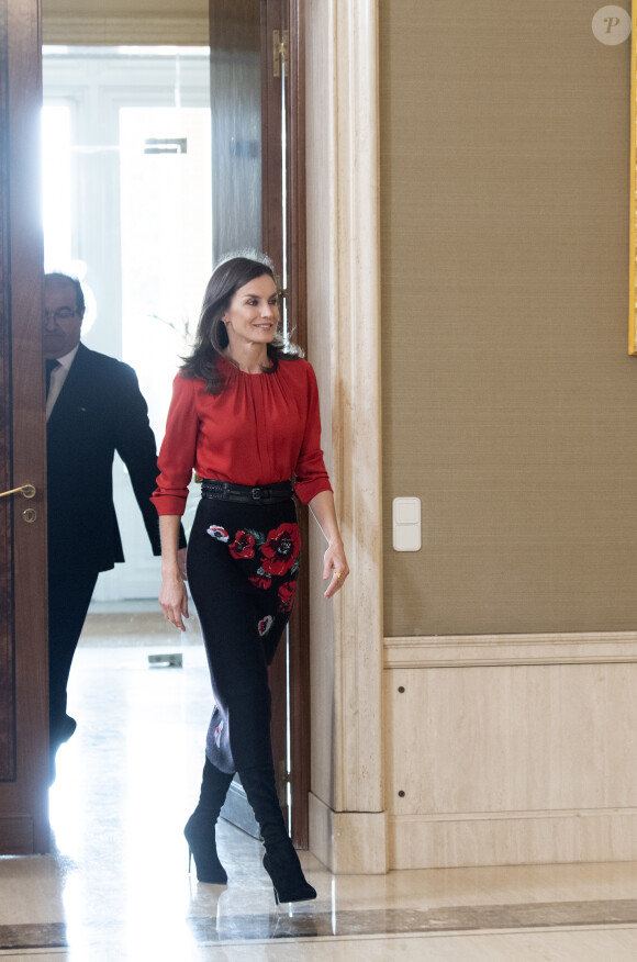 La reine Letizia d'Espagne (haut Hugo Boss, jupe Carolina Herrera et cuissardes Steve Madden) lors d'audiences au palais de la Zarzuela le 14 janvier 2020, avec des représentants de la Fédération des distributeurs de films et des représentants d'une bourse destinée aux enfants de femmes tuées lors de crimes conjugaux.
