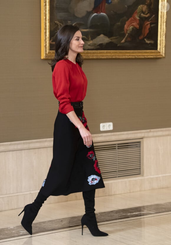 La reine Letizia d'Espagne (haut Hugo Boss, jupe Carolina Herrera et cuissardes Steve Madden) lors d'audiences au palais de la Zarzuela le 14 janvier 2020, avec des représentants de la Fédération des distributeurs de films et des représentants d'une bourse destinée aux enfants de femmes tuées lors de crimes conjugaux.