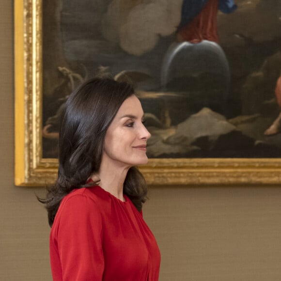 La reine Letizia d'Espagne (haut Hugo Boss, jupe Carolina Herrera et cuissardes Steve Madden) lors d'audiences au palais de la Zarzuela le 14 janvier 2020, avec des représentants de la Fédération des distributeurs de films et des représentants d'une bourse destinée aux enfants de femmes tuées lors de crimes conjugaux.