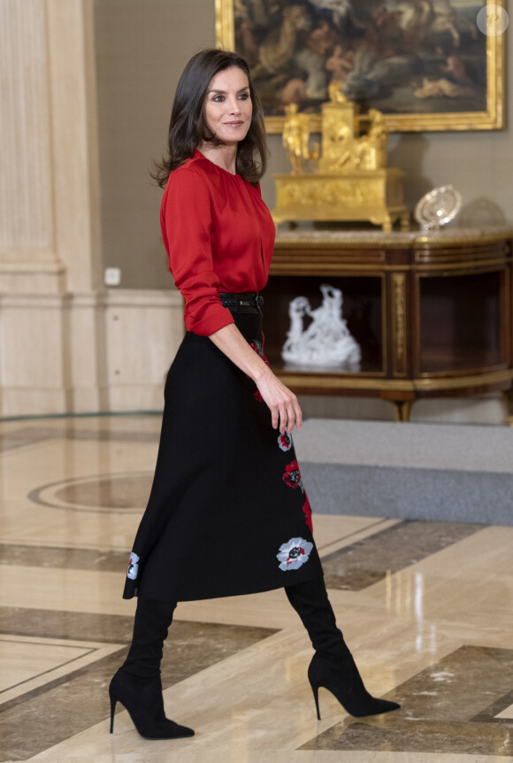 La reine Letizia d'Espagne (haut Hugo Boss, jupe Carolina Herrera et cuissardes Steve Madden) lors d'audiences au palais de la Zarzuela le 14 janvier 2020, avec des représentants de la Fédération des distributeurs de films et des représentants d'une bourse destinée aux enfants de femmes tuées lors de crimes conjugaux.