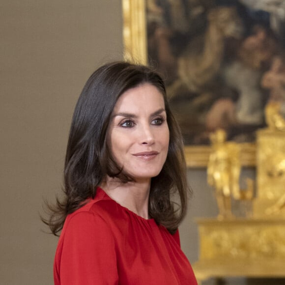 La reine Letizia d'Espagne (haut Hugo Boss, jupe Carolina Herrera et cuissardes Steve Madden) lors d'audiences au palais de la Zarzuela le 14 janvier 2020, avec des représentants de la Fédération des distributeurs de films et des représentants d'une bourse destinée aux enfants de femmes tuées lors de crimes conjugaux.